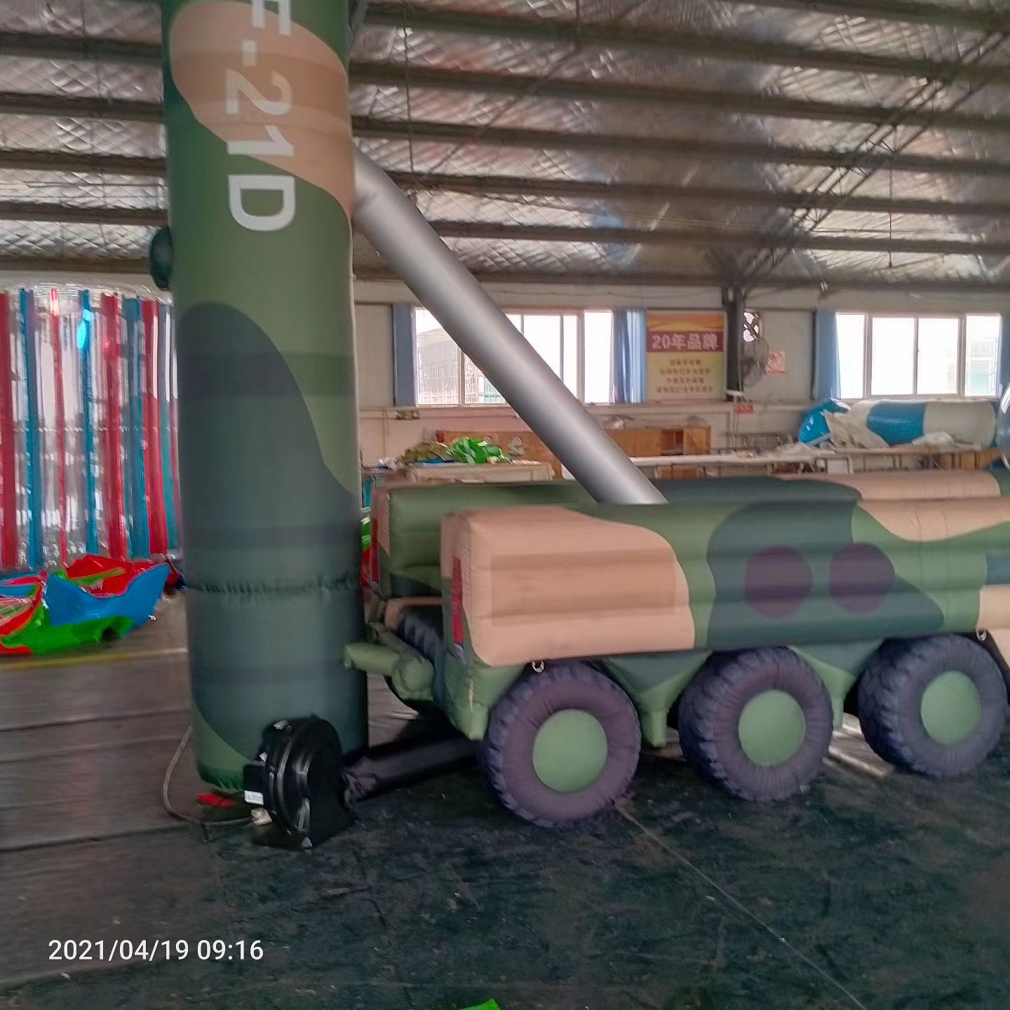 开封军事演习中的充气目标车辆：模拟发射车雷达车坦克飞机